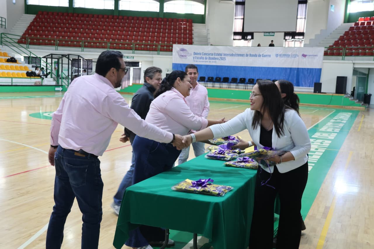 Imagen 1 de Entrega de uniformes y abanderamiento del STAACOBACH rumbo al encuentro nacional 2025