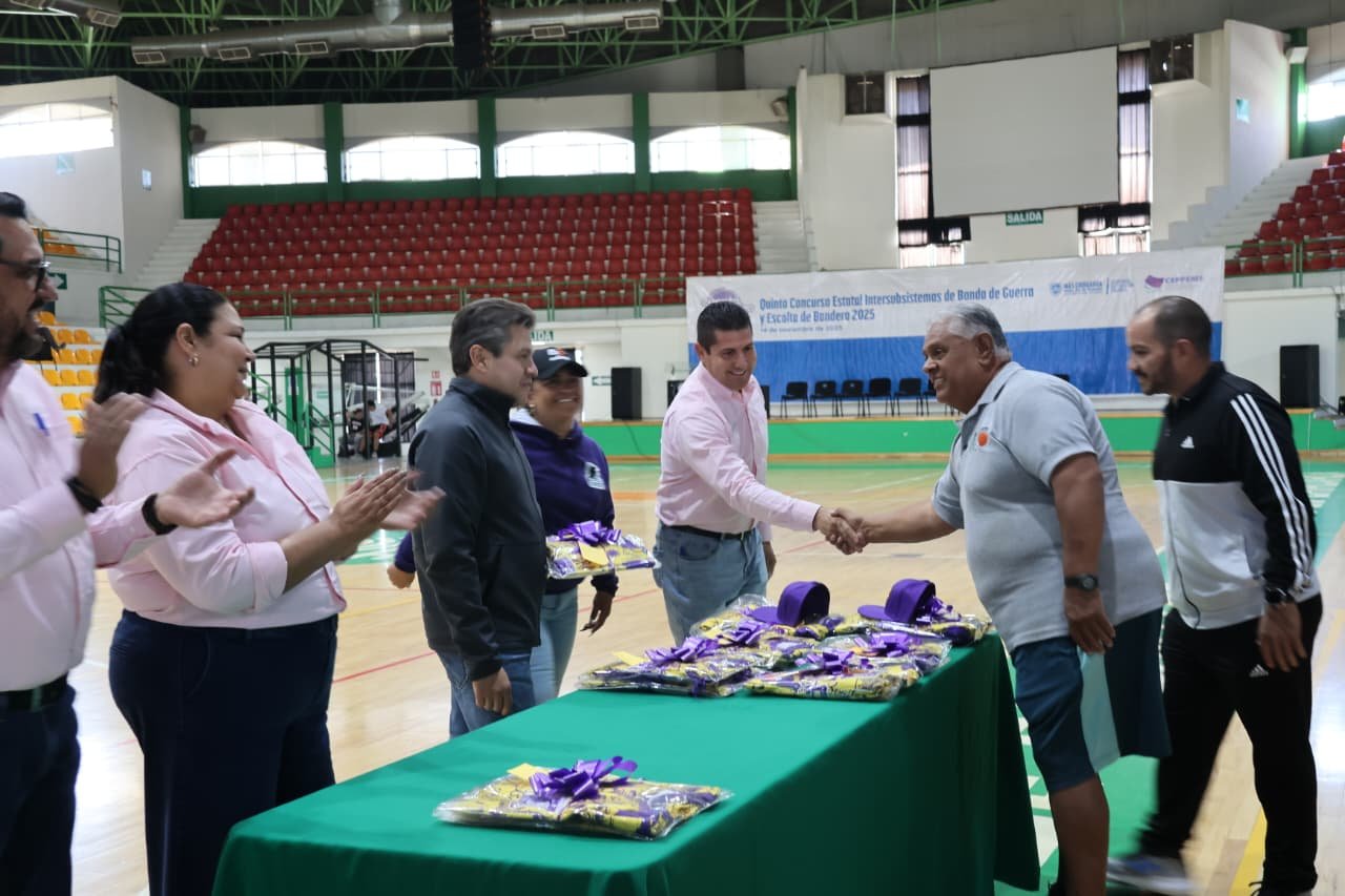 Imagen 10 de Entrega de uniformes y abanderamiento del STAACOBACH rumbo al encuentro nacional 2025